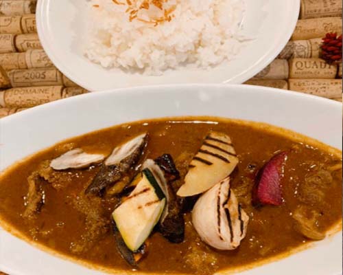 吊るし熟成短角牛のフォンとすじ肉で作ったごろっと野菜の特製スープカレー